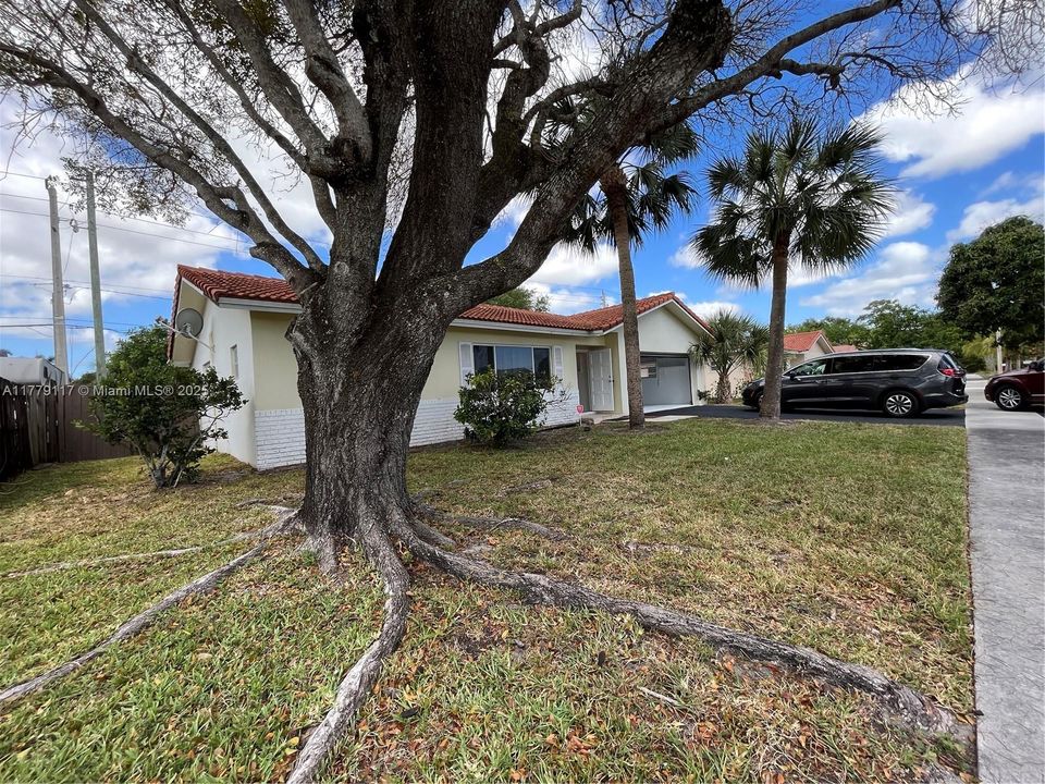 最近租的: $3,900 (4 贝兹, 2 浴室, 1490 平方英尺)