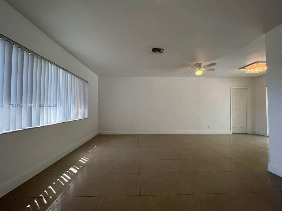 最近租的: $3,900 (4 贝兹, 2 浴室, 1490 平方英尺)