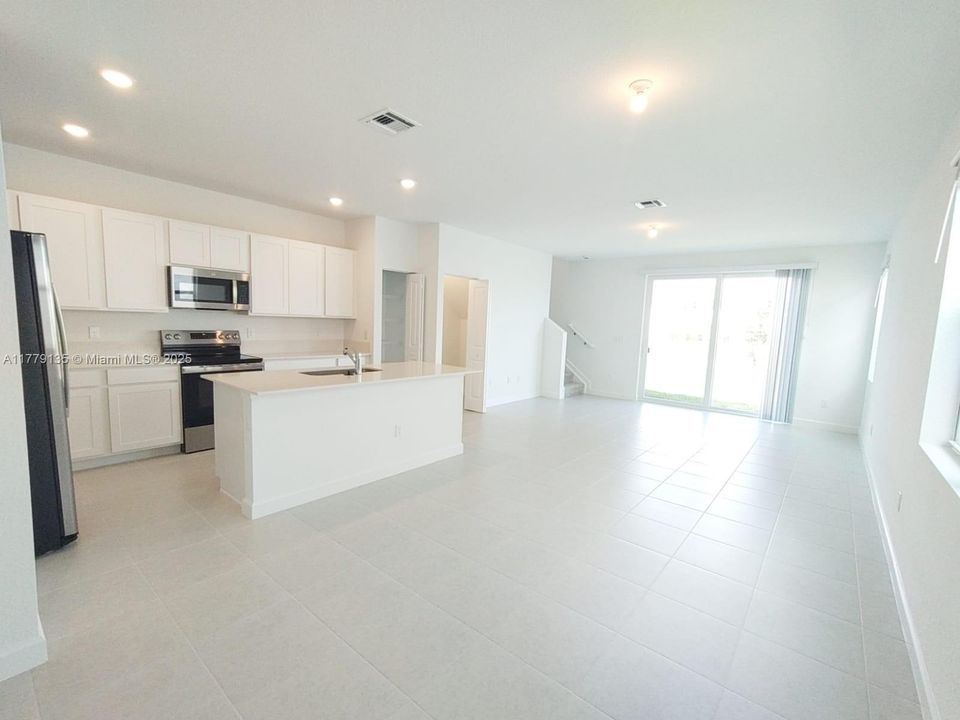 Недавно арендовано: $2,400 (3 спален, 2 ванн, 1821 Квадратных фут)