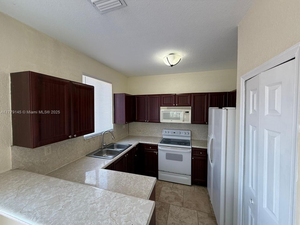 Recently Rented: $2,200 (3 beds, 3 baths, 1423 Square Feet)