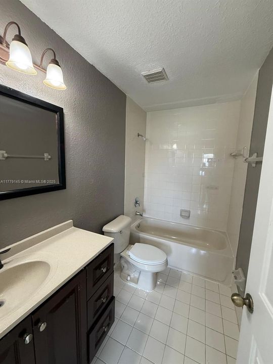 Recently Rented: $2,200 (3 beds, 3 baths, 1423 Square Feet)