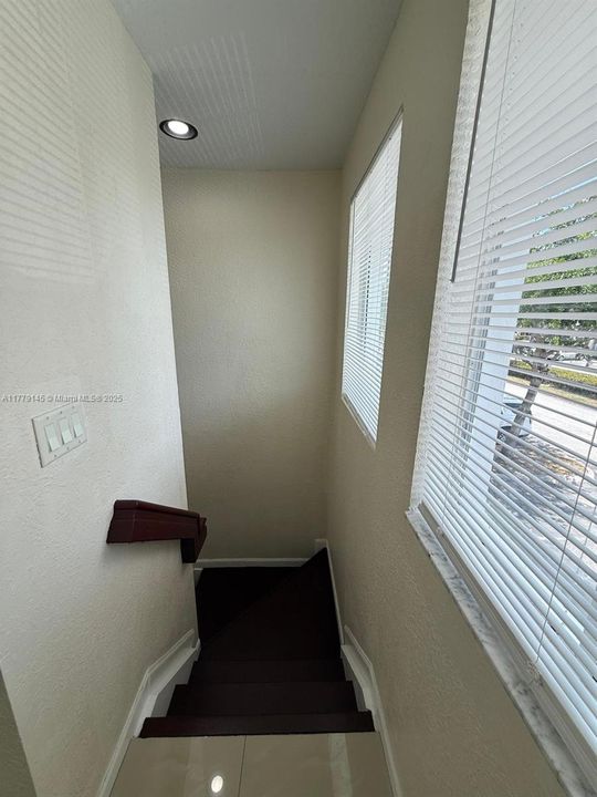 Recently Rented: $2,200 (3 beds, 3 baths, 1423 Square Feet)