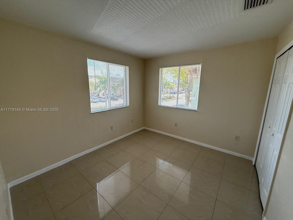 Recently Rented: $2,200 (3 beds, 3 baths, 1423 Square Feet)