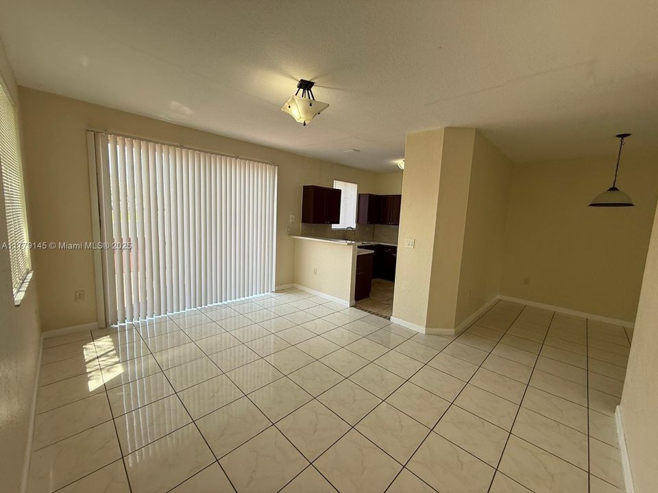 Recently Rented: $2,200 (3 beds, 3 baths, 1423 Square Feet)