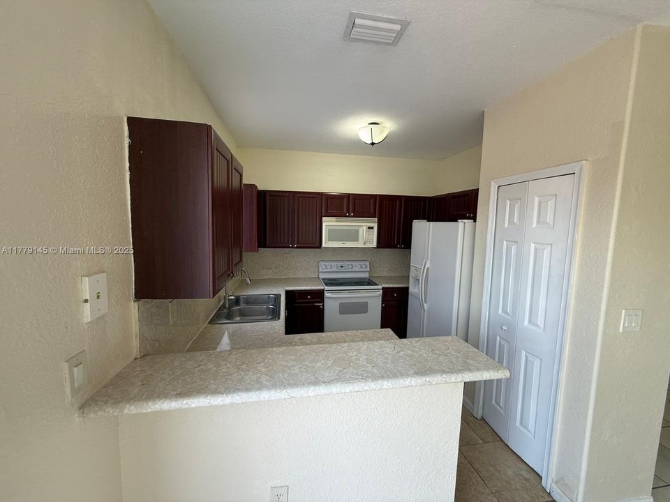 Recently Rented: $2,200 (3 beds, 3 baths, 1423 Square Feet)