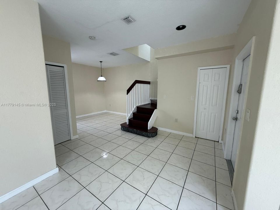 Recently Rented: $2,200 (3 beds, 3 baths, 1423 Square Feet)