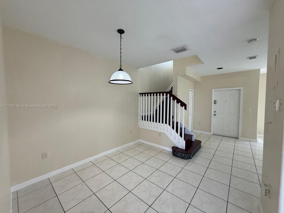 Recently Rented: $2,200 (3 beds, 3 baths, 1423 Square Feet)