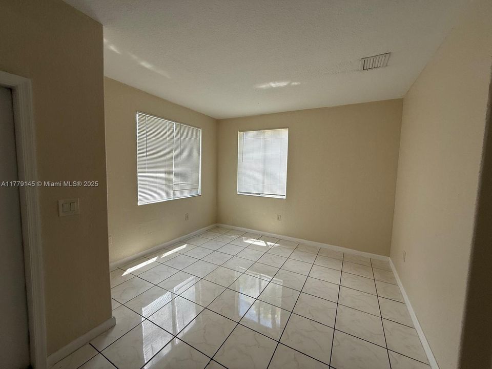 Recently Rented: $2,200 (3 beds, 3 baths, 1423 Square Feet)