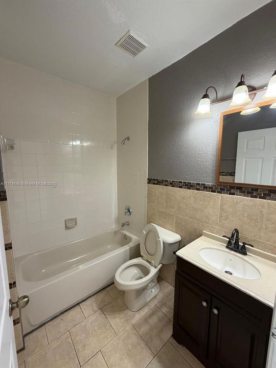 Recently Rented: $2,200 (3 beds, 3 baths, 1423 Square Feet)