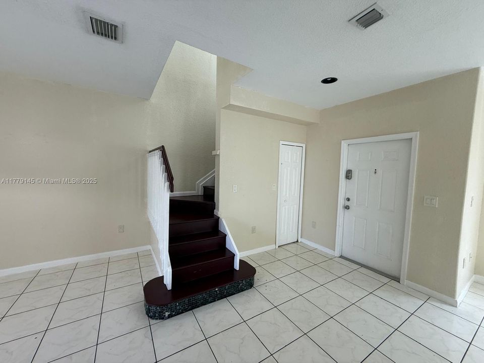 Recently Rented: $2,200 (3 beds, 3 baths, 1423 Square Feet)