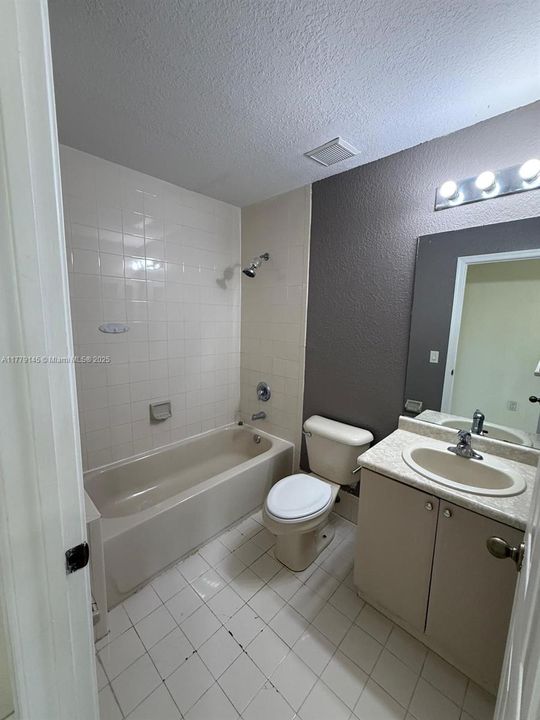 Recently Rented: $2,200 (3 beds, 3 baths, 1423 Square Feet)