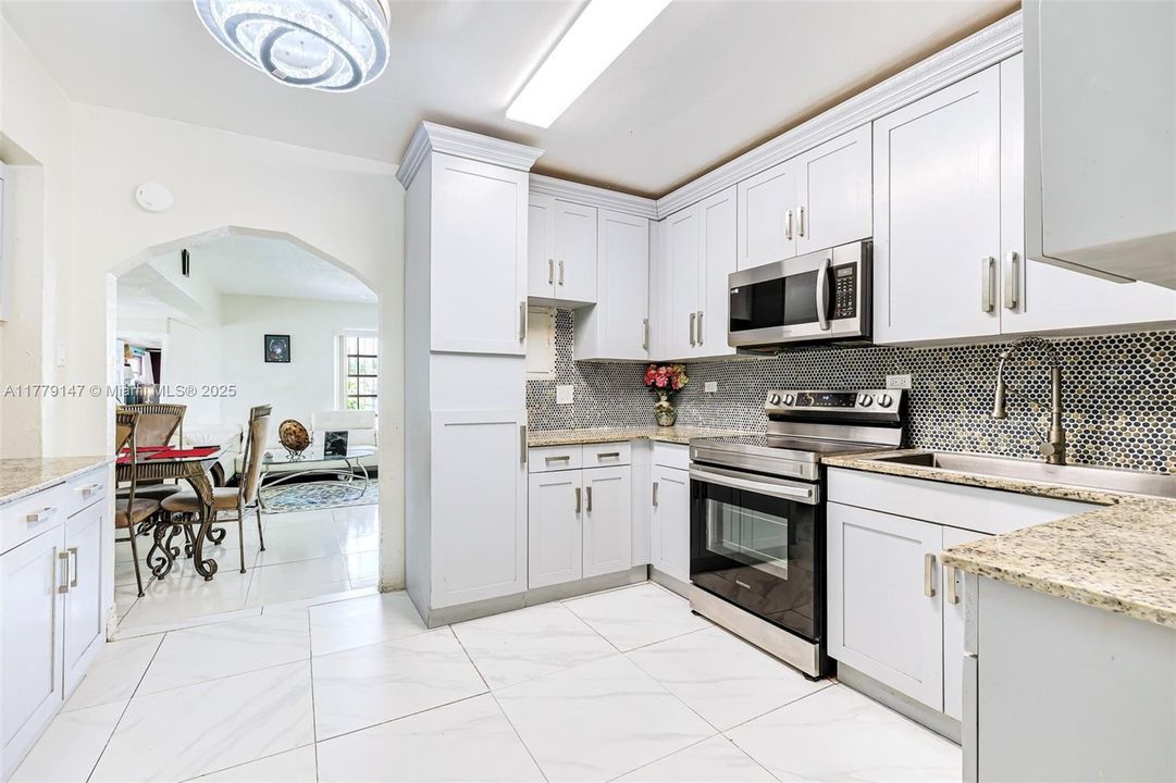 Недавно продано: $485,000 (4 спален, 2 ванн, 1684 Квадратных фут)