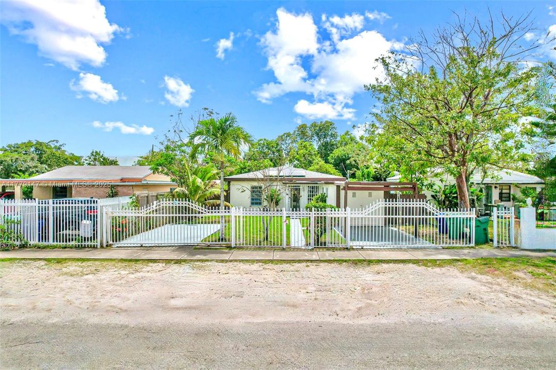 Недавно продано: $485,000 (4 спален, 2 ванн, 1684 Квадратных фут)