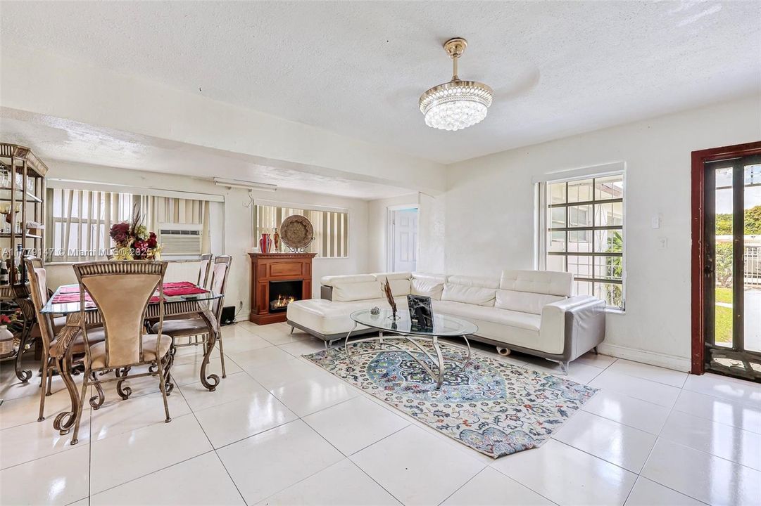 Недавно продано: $485,000 (4 спален, 2 ванн, 1684 Квадратных фут)