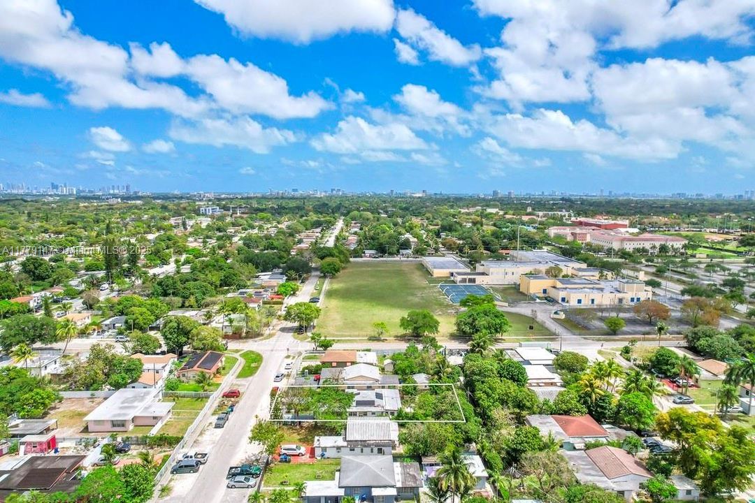 Недавно продано: $485,000 (4 спален, 2 ванн, 1684 Квадратных фут)