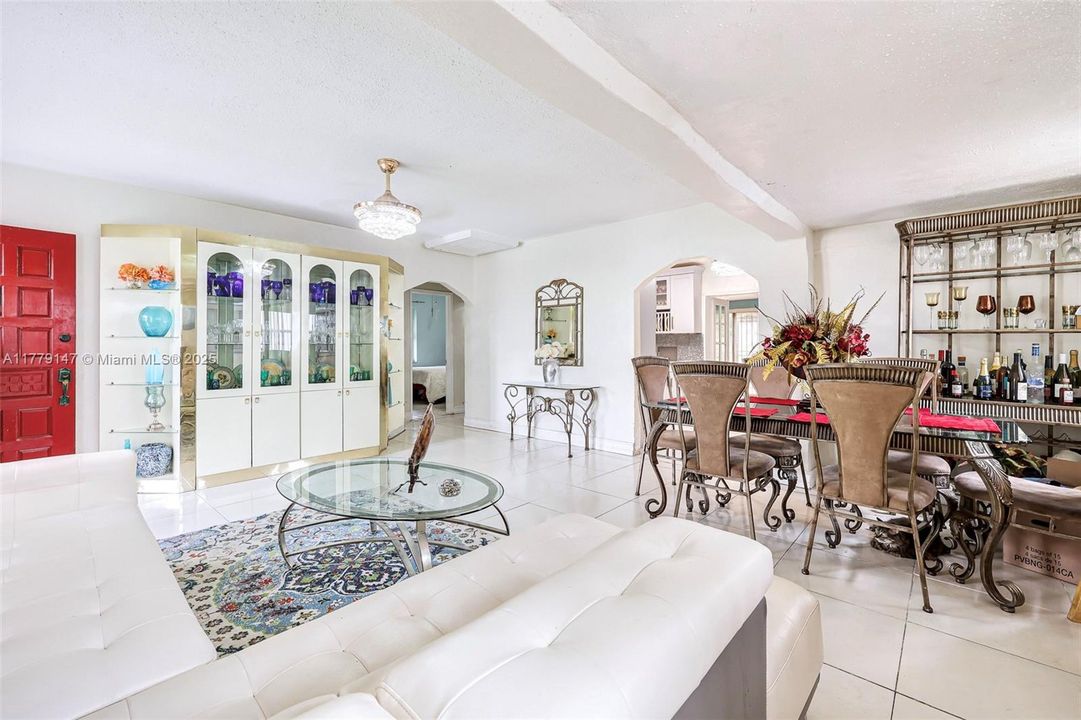 Недавно продано: $485,000 (4 спален, 2 ванн, 1684 Квадратных фут)