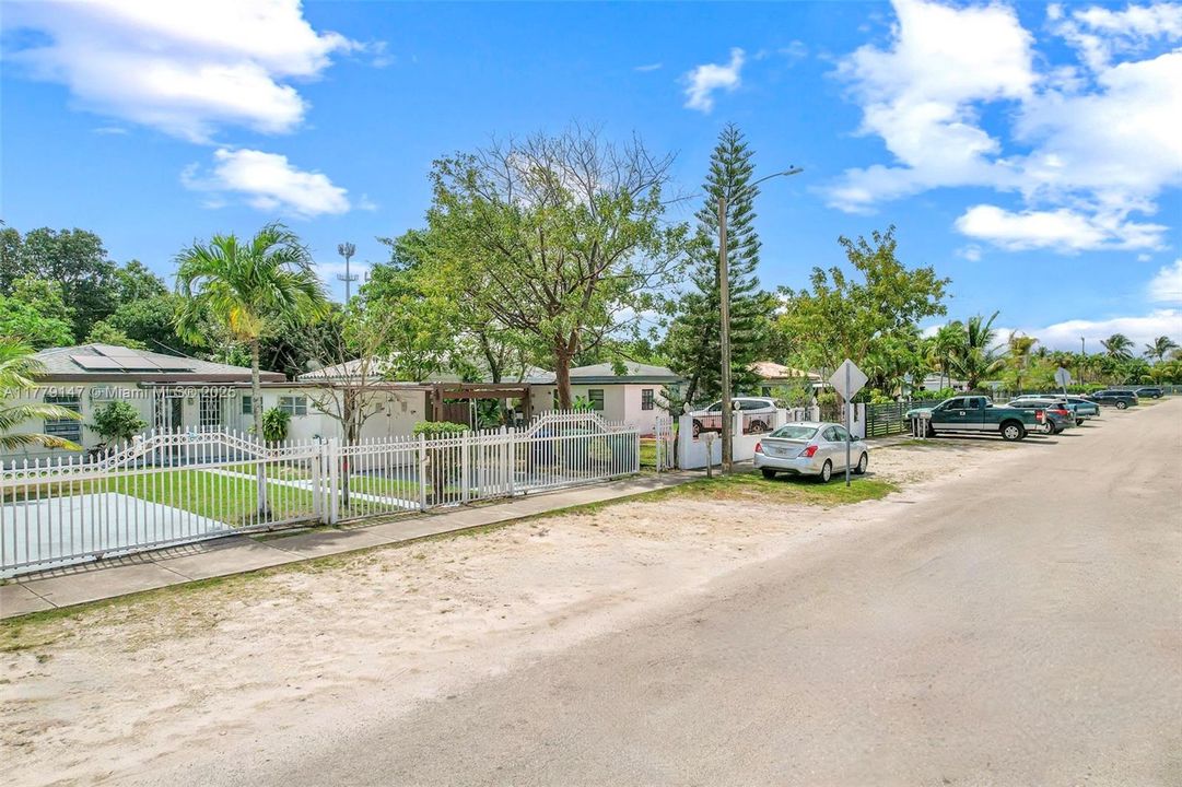 Недавно продано: $485,000 (4 спален, 2 ванн, 1684 Квадратных фут)