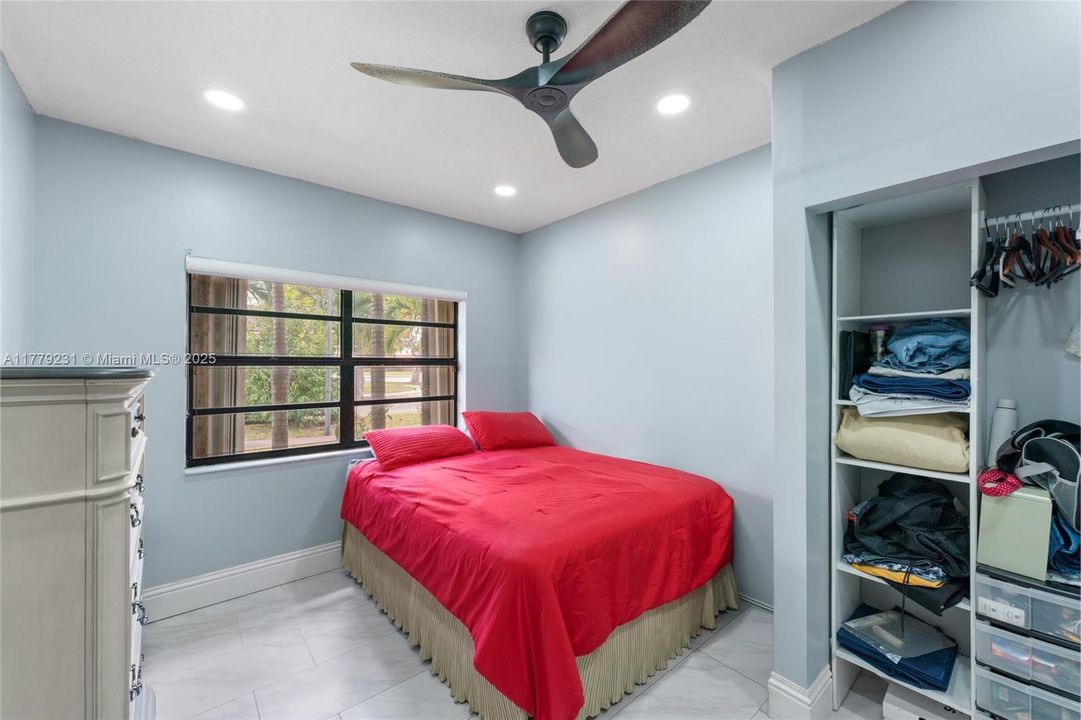 Vendido Recientemente: $825,000 (4 camas, 2 baños, 2252 Pies cuadrados)