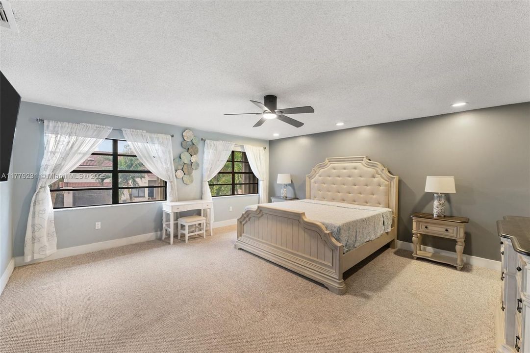 Vendido Recientemente: $825,000 (4 camas, 2 baños, 2252 Pies cuadrados)