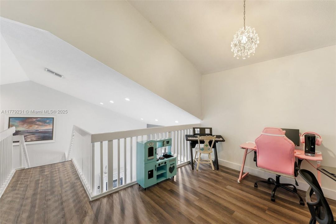 Vendido Recientemente: $825,000 (4 camas, 2 baños, 2252 Pies cuadrados)