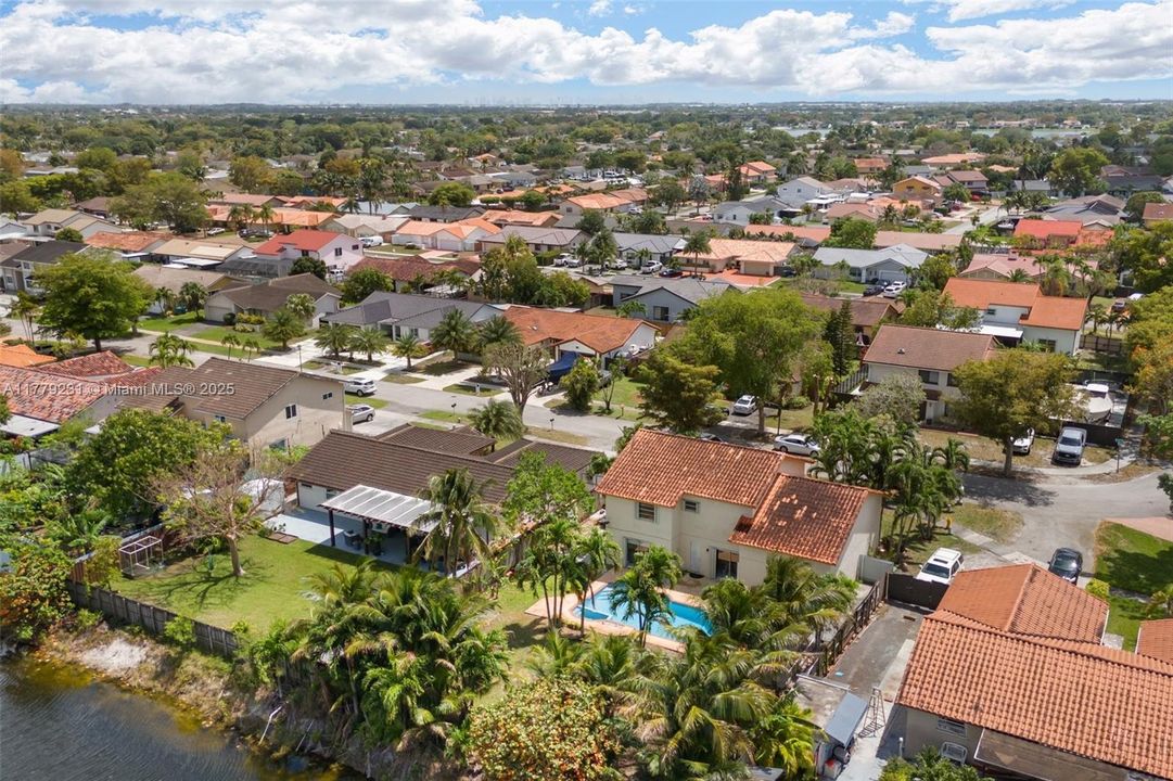 Vendido Recientemente: $825,000 (4 camas, 2 baños, 2252 Pies cuadrados)