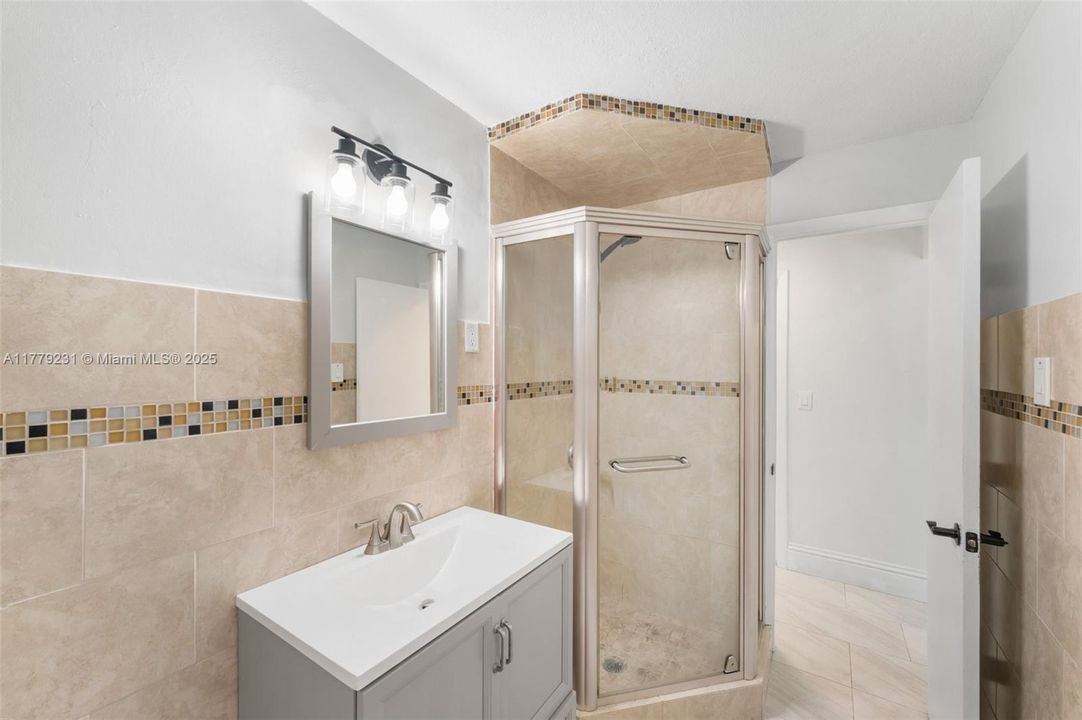 Vendido Recientemente: $825,000 (4 camas, 2 baños, 2252 Pies cuadrados)