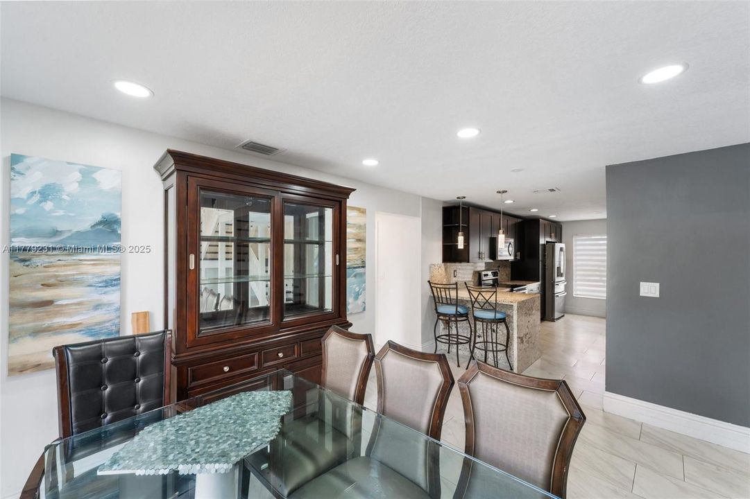 Vendido Recientemente: $825,000 (4 camas, 2 baños, 2252 Pies cuadrados)