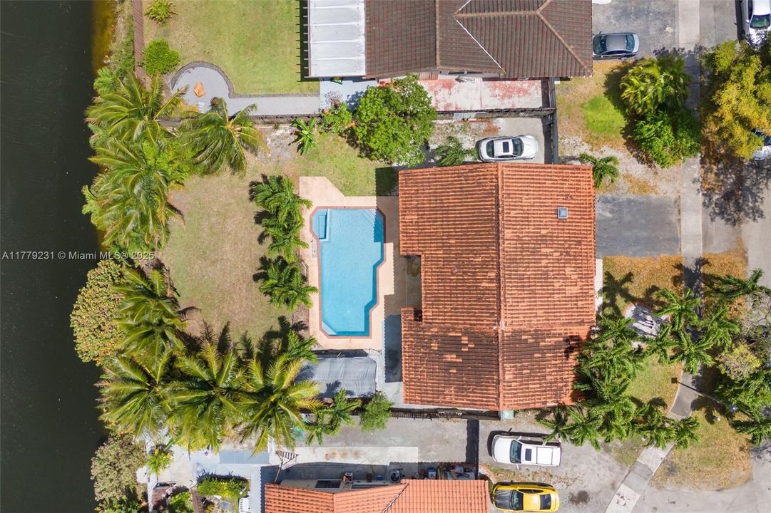 Vendido Recientemente: $825,000 (4 camas, 2 baños, 2252 Pies cuadrados)
