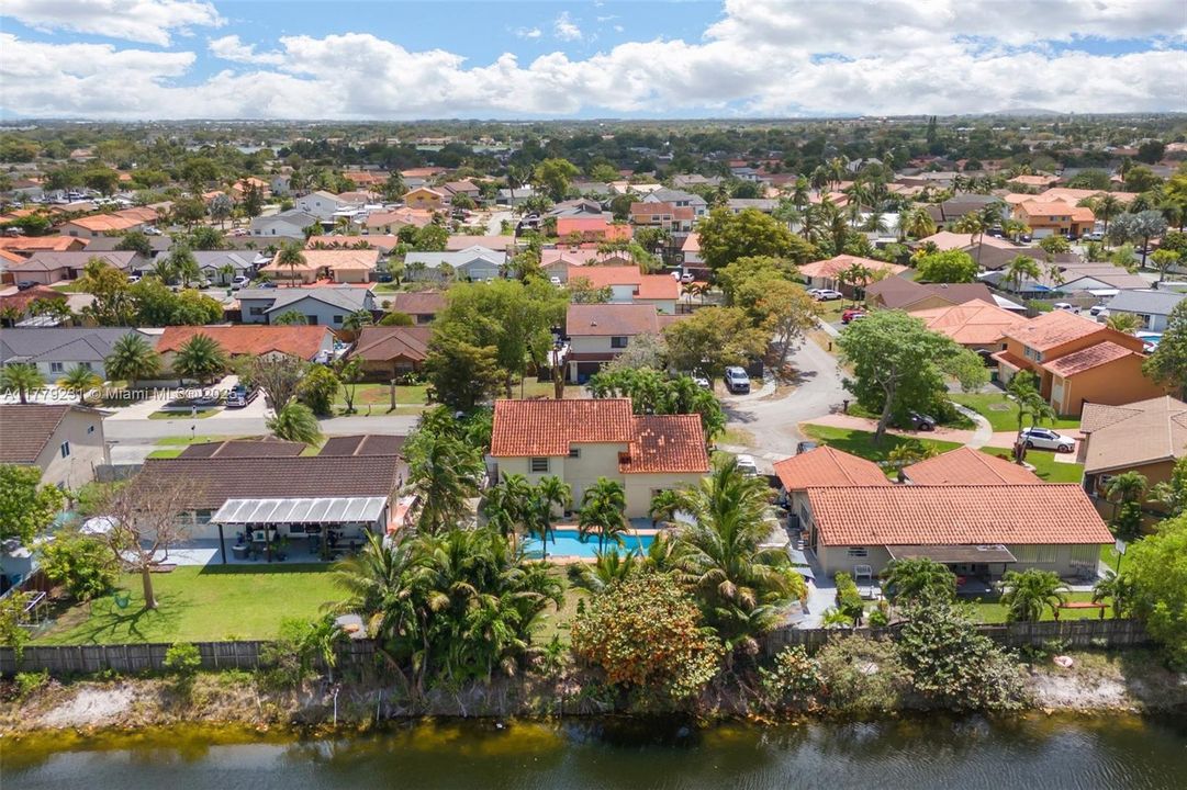 Vendido Recientemente: $825,000 (4 camas, 2 baños, 2252 Pies cuadrados)