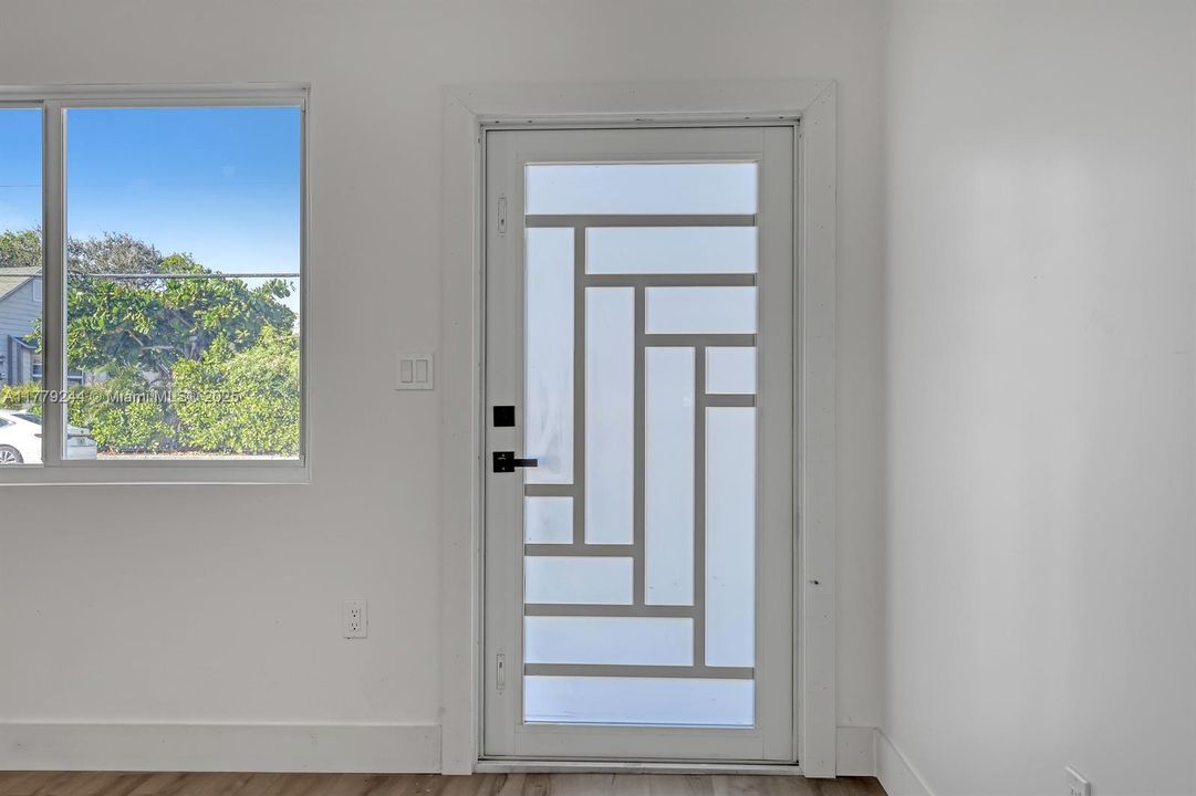 Recently Rented: $2,350 (2 beds, 1 baths, 760 Square Feet)