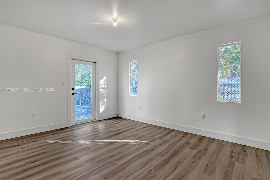 Recently Rented: $2,350 (2 beds, 1 baths, 760 Square Feet)