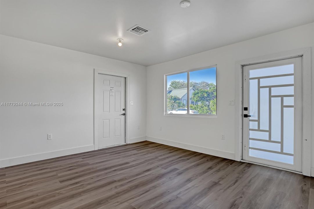 Recently Rented: $2,350 (2 beds, 1 baths, 760 Square Feet)