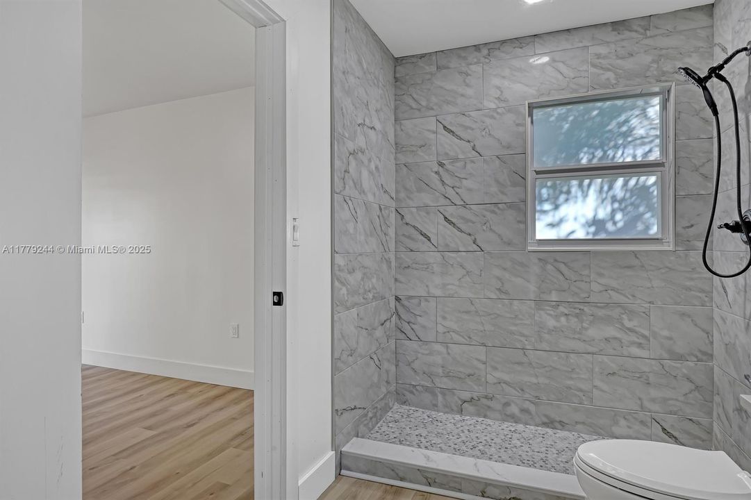 Recently Rented: $2,350 (2 beds, 1 baths, 760 Square Feet)