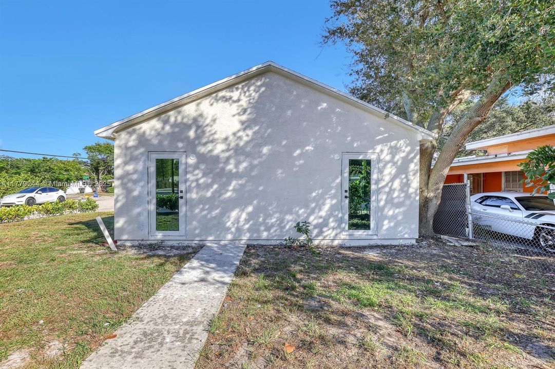 Recently Rented: $2,350 (2 beds, 1 baths, 760 Square Feet)