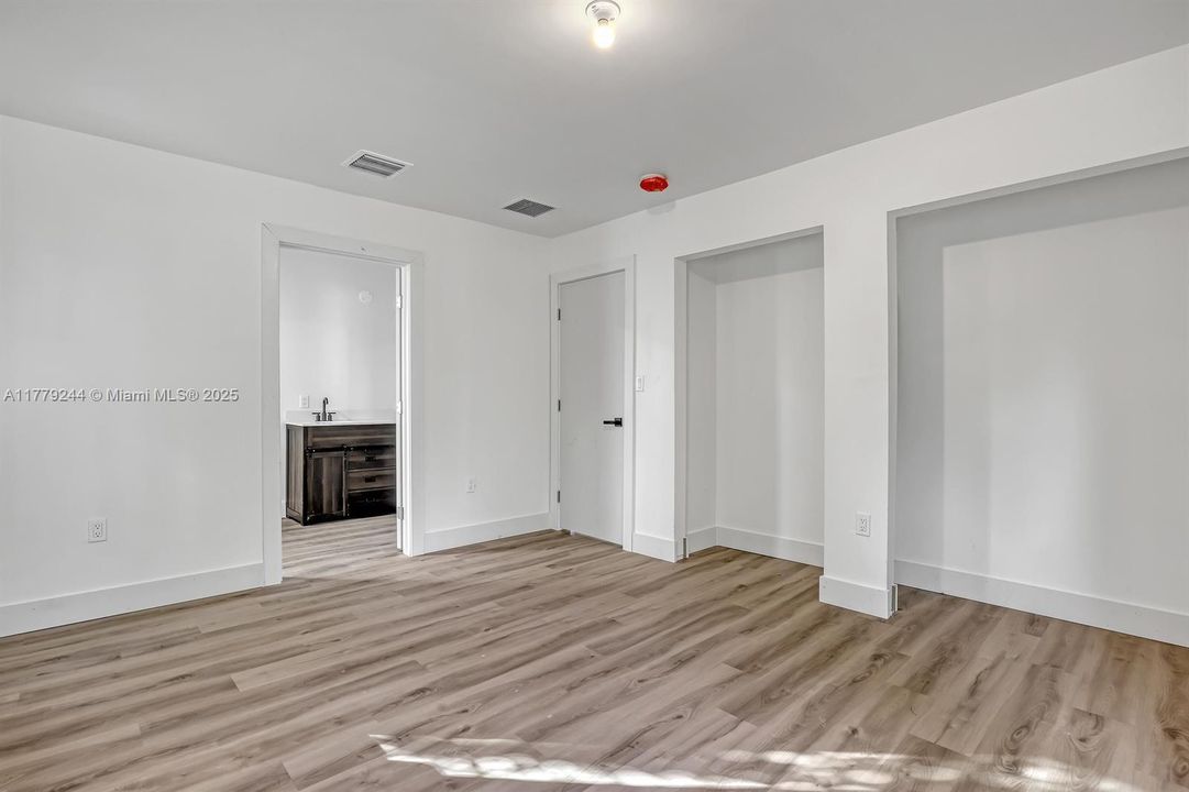 Recently Rented: $2,350 (2 beds, 1 baths, 760 Square Feet)