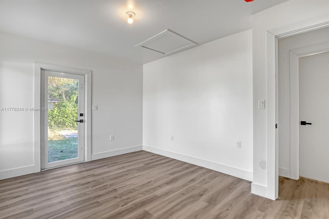 Recently Rented: $2,350 (2 beds, 1 baths, 760 Square Feet)