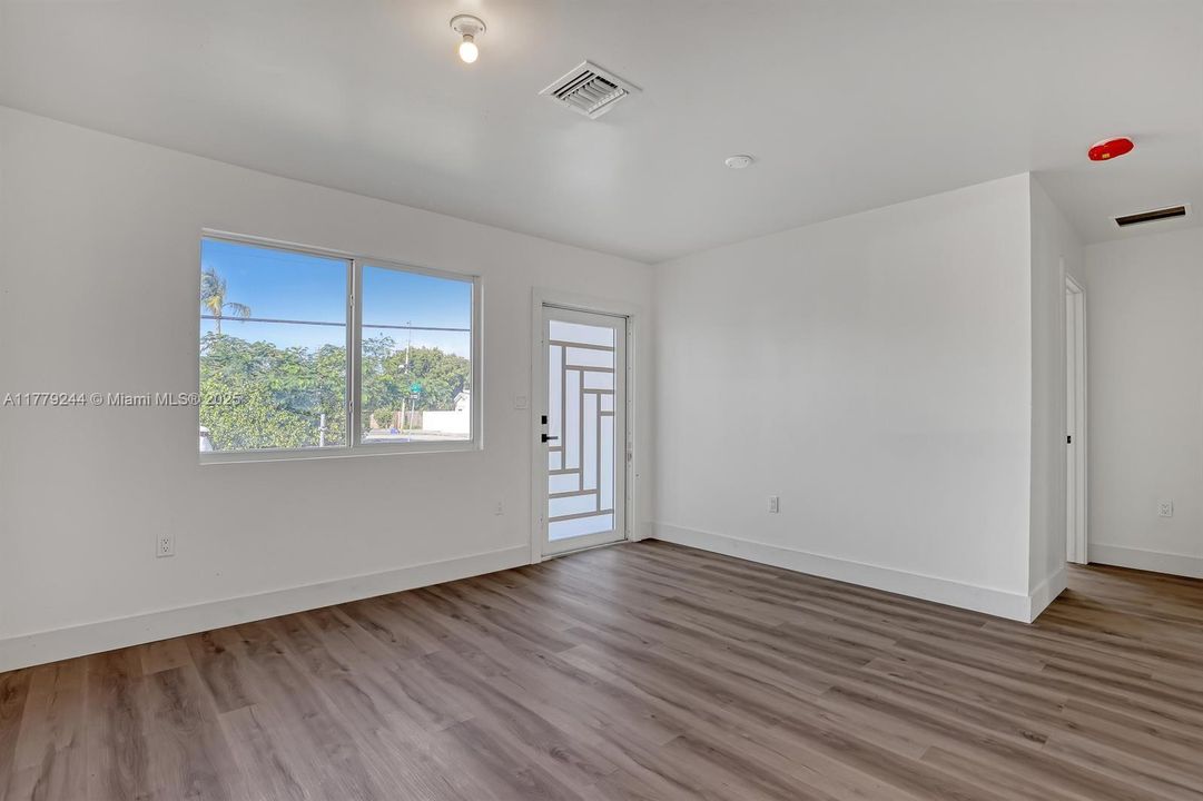 Recently Rented: $2,350 (2 beds, 1 baths, 760 Square Feet)