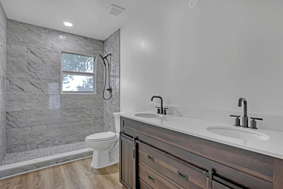 Recently Rented: $2,350 (2 beds, 1 baths, 760 Square Feet)