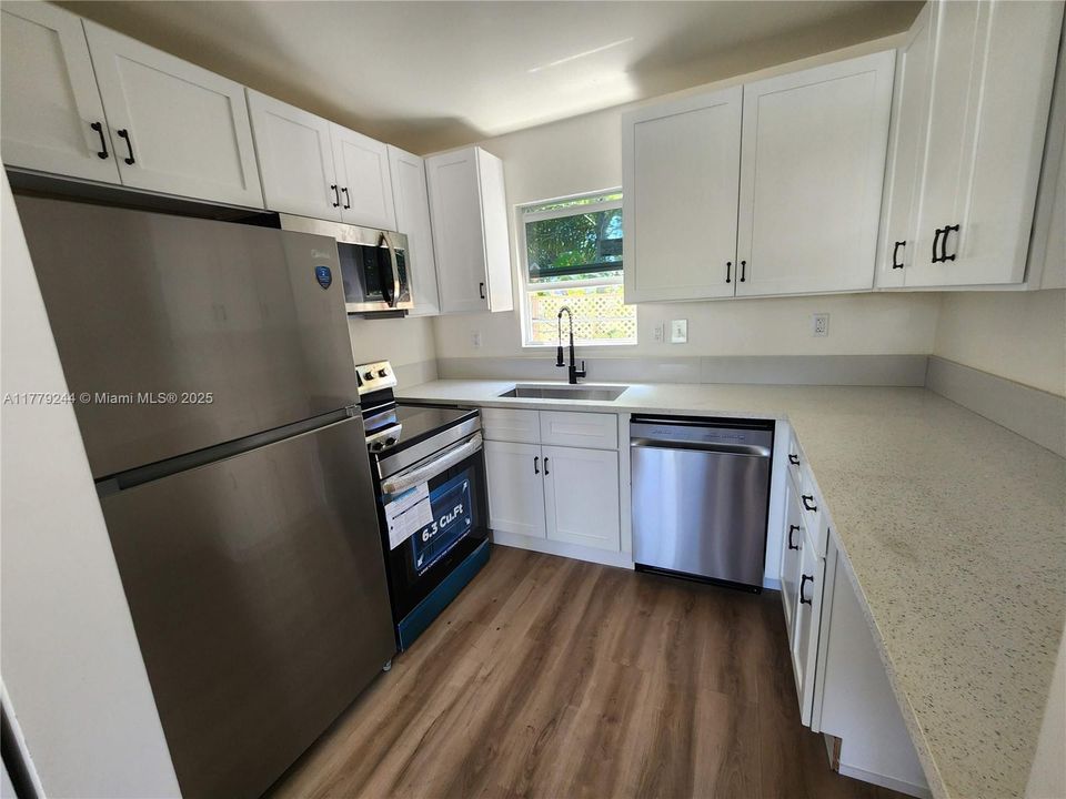 Recently Rented: $2,350 (2 beds, 1 baths, 760 Square Feet)