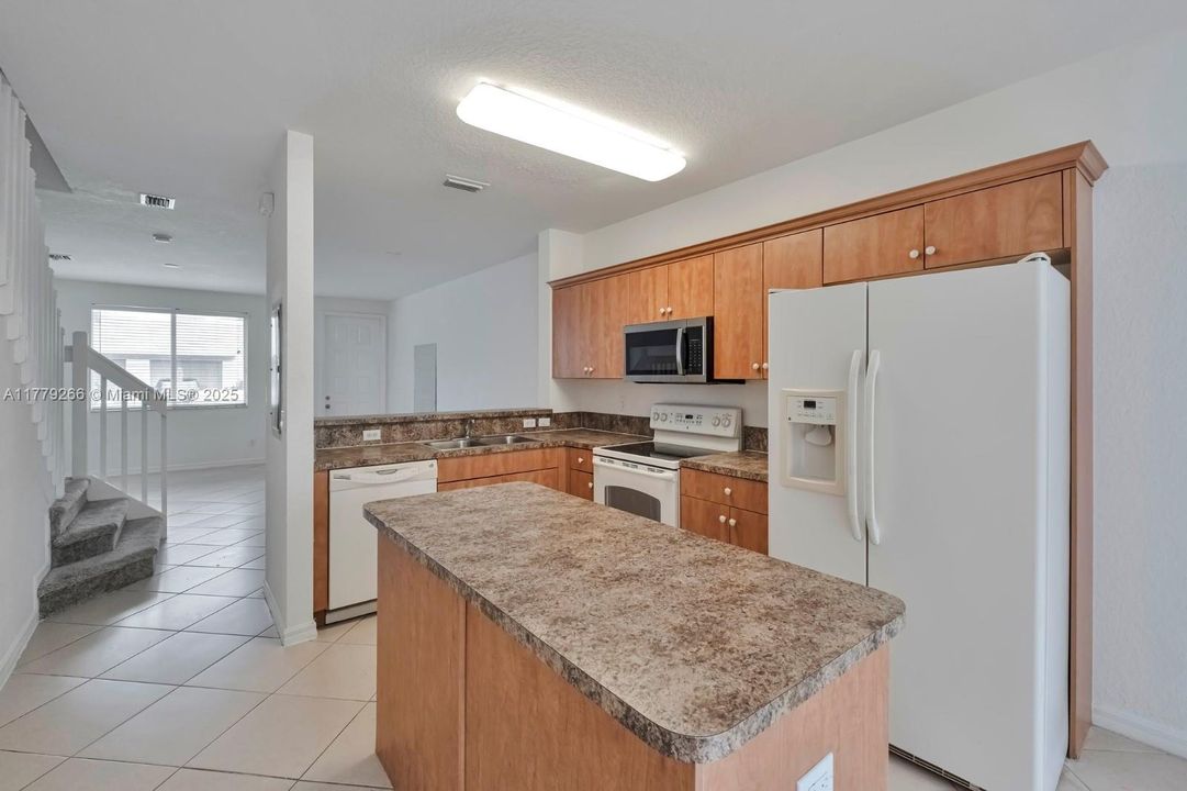 Vendido Recientemente: $238,000 (3 camas, 2 baños, 1318 Pies cuadrados)