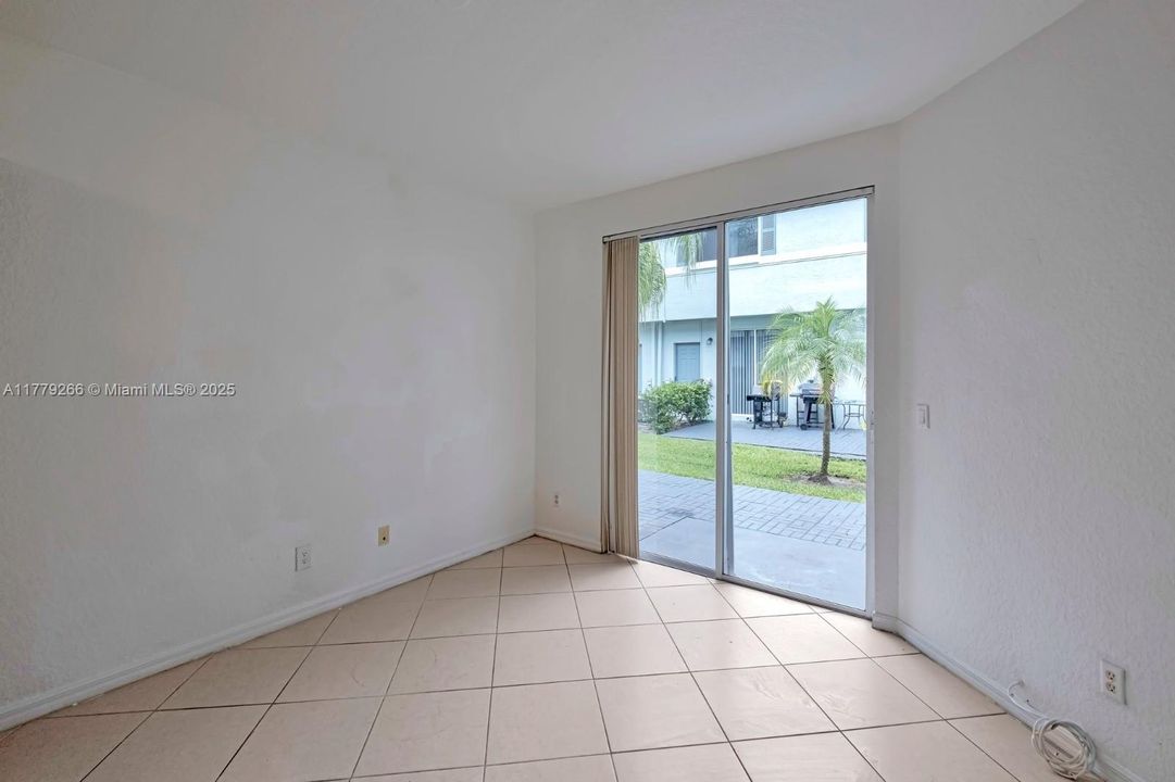 Vendido Recientemente: $238,000 (3 camas, 2 baños, 1318 Pies cuadrados)