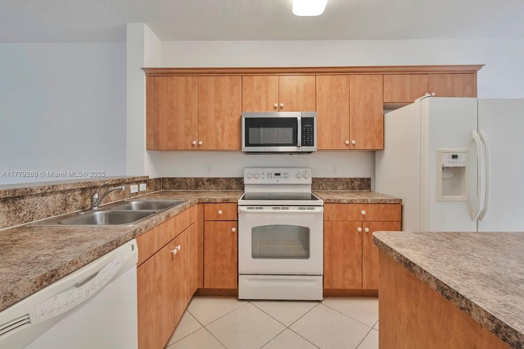 Vendido Recientemente: $238,000 (3 camas, 2 baños, 1318 Pies cuadrados)