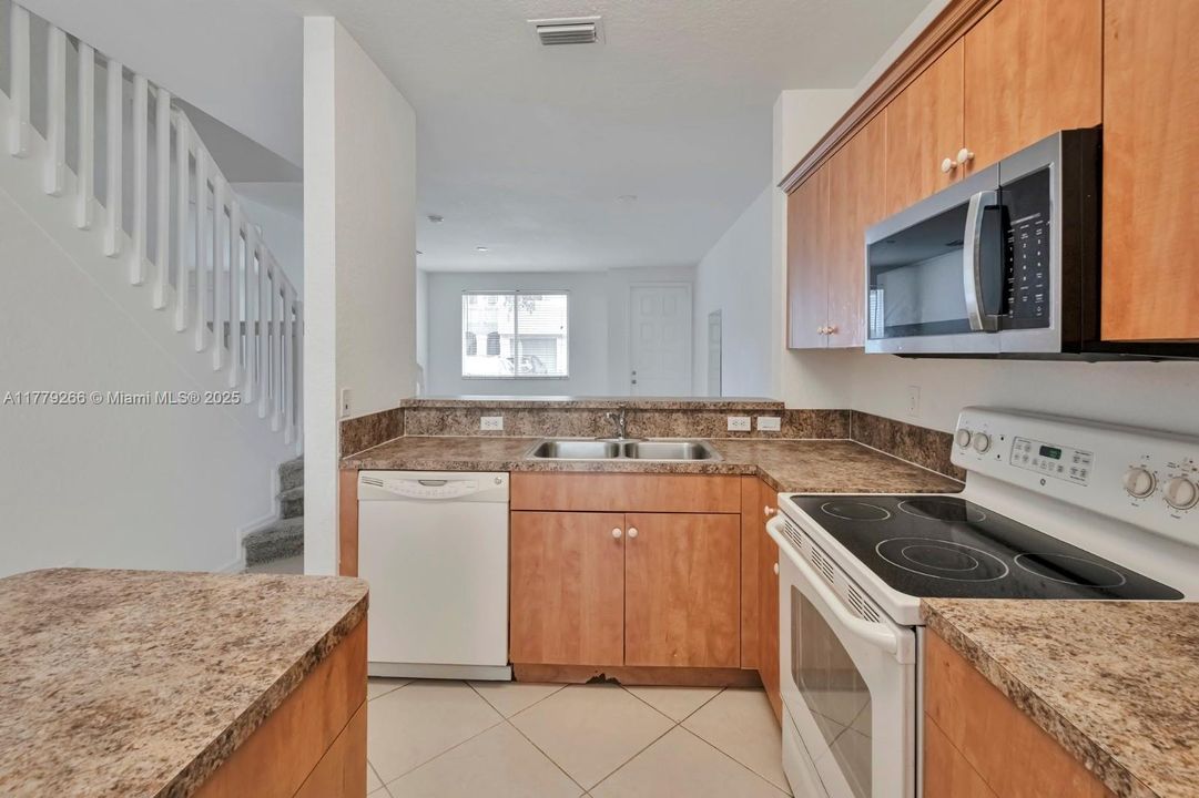 Vendido Recientemente: $238,000 (3 camas, 2 baños, 1318 Pies cuadrados)