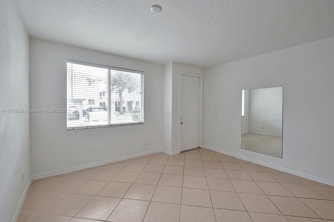 Vendido Recientemente: $238,000 (3 camas, 2 baños, 1318 Pies cuadrados)