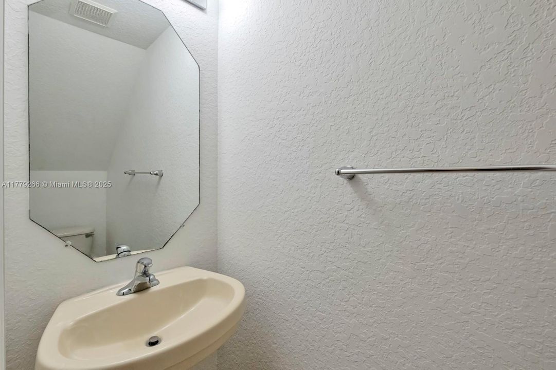 Vendido Recientemente: $238,000 (3 camas, 2 baños, 1318 Pies cuadrados)