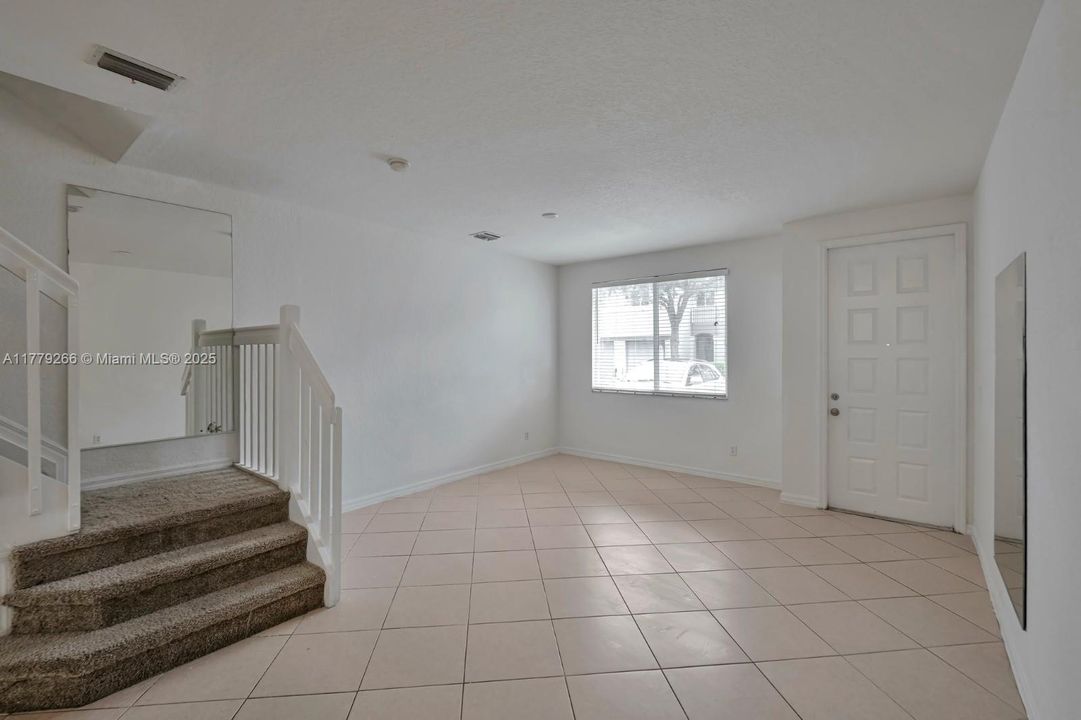 Vendido Recientemente: $238,000 (3 camas, 2 baños, 1318 Pies cuadrados)