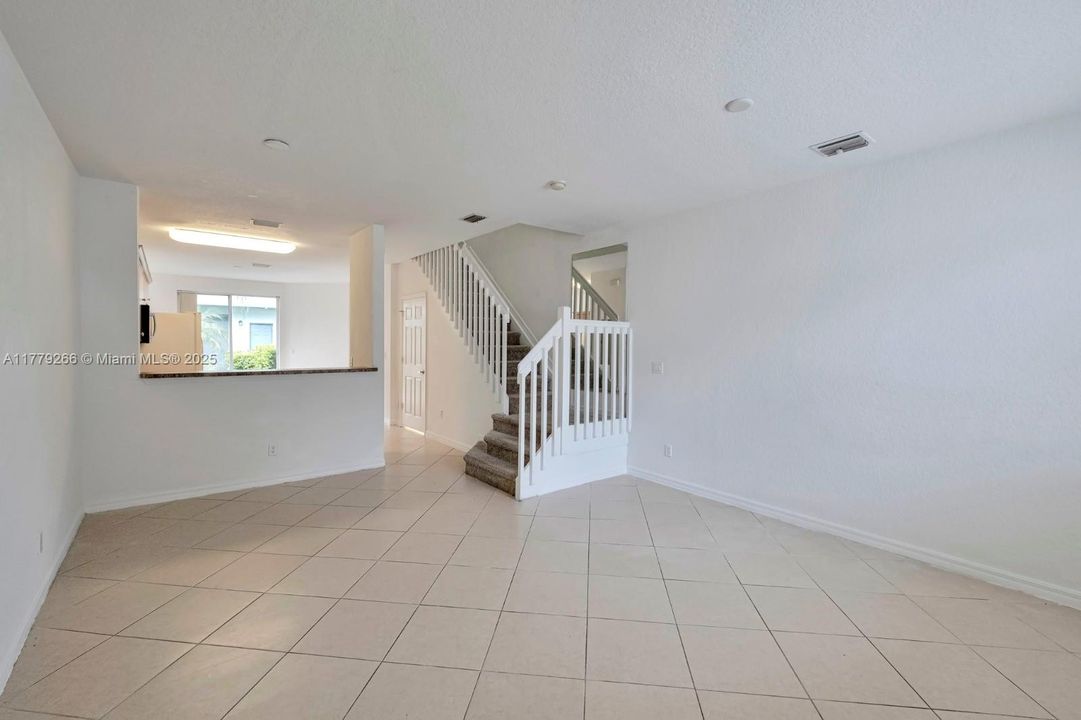 Vendido Recientemente: $238,000 (3 camas, 2 baños, 1318 Pies cuadrados)