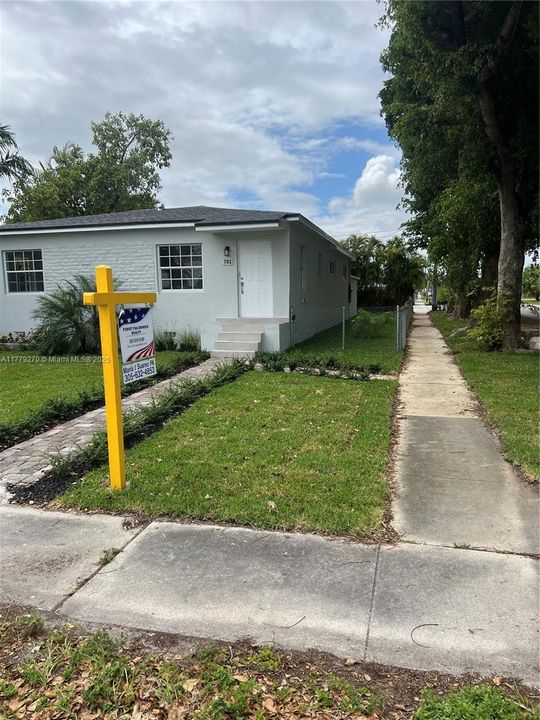 Recently Sold: $635,000 (3 beds, 2 baths, 1174 Square Feet)