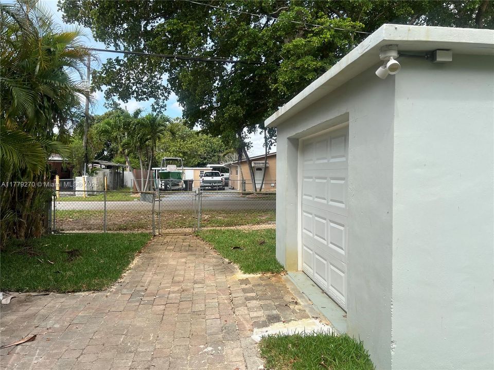 Recently Sold: $635,000 (3 beds, 2 baths, 1174 Square Feet)