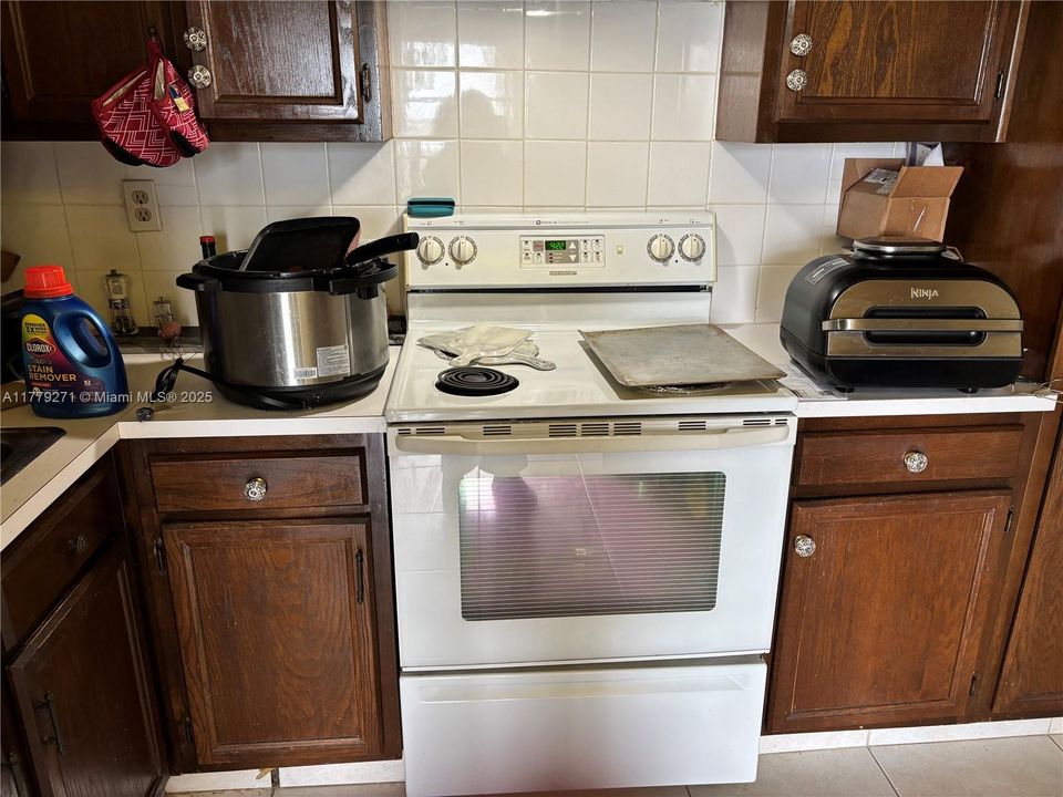 Active With Contract: $140,000 (2 beds, 2 baths, 1350 Square Feet)